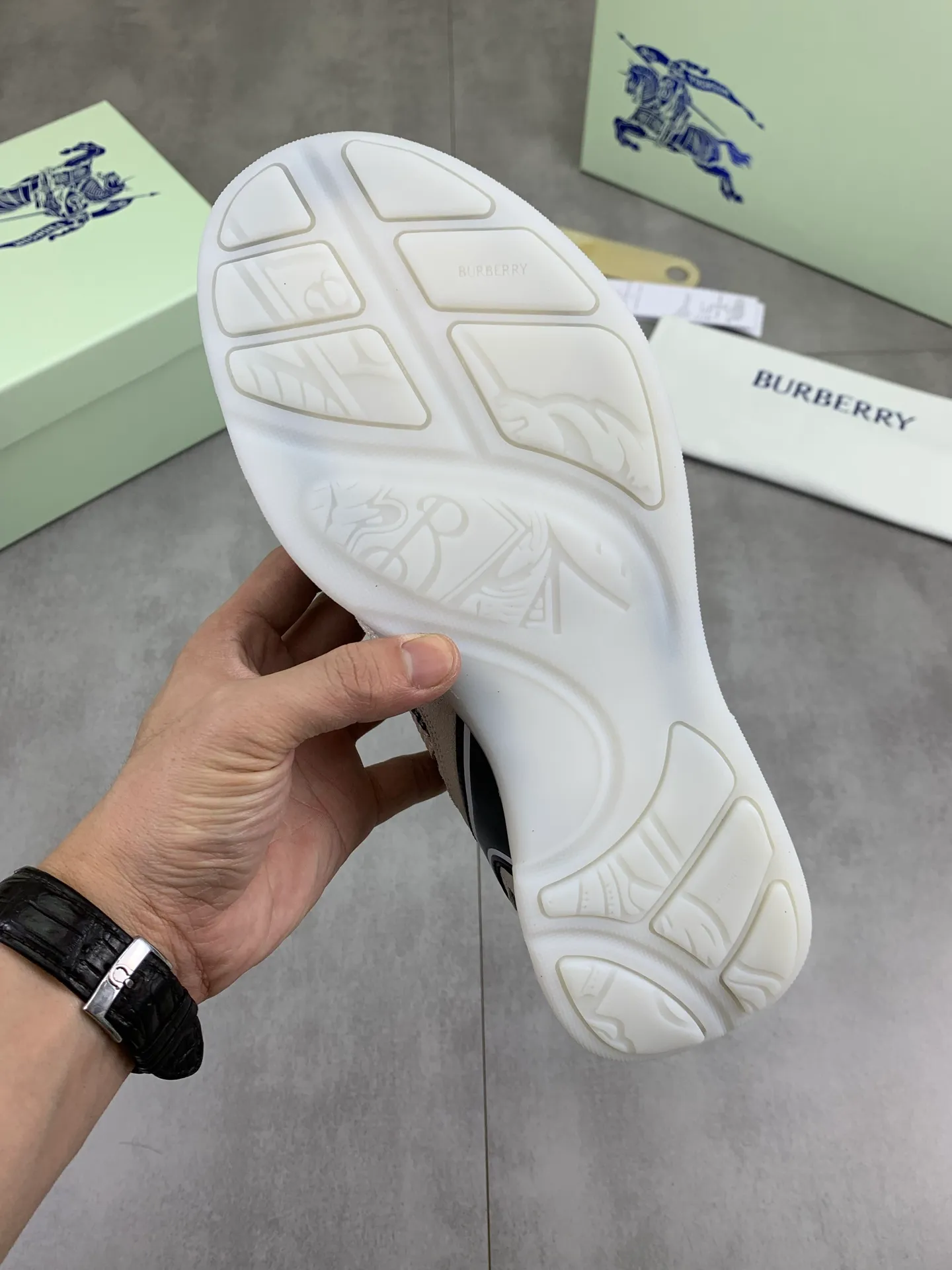 Factory price P720 [BURBERRY] Burberry - High-end quality original order - Upper: imported 🔝 original material - Inner lining: cowhide lining, feet; water-dyed cowhide - Outsole: ultra-light TPR rubber; two-color molded outsole - Ultra-high quality control·Fine workmanship: highlighted (high-end·nobility·grade) -Size: 36-46 for men and women Color: 4️⃣colors available